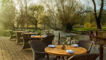 2 restaurants; lunch and dinner served