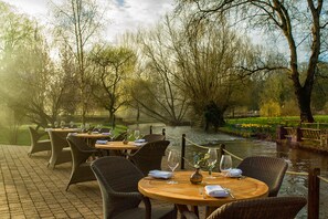2 restaurants, lunch, dinner served; British cuisine - Old Swan & Minster Mill Hotel (Witney)