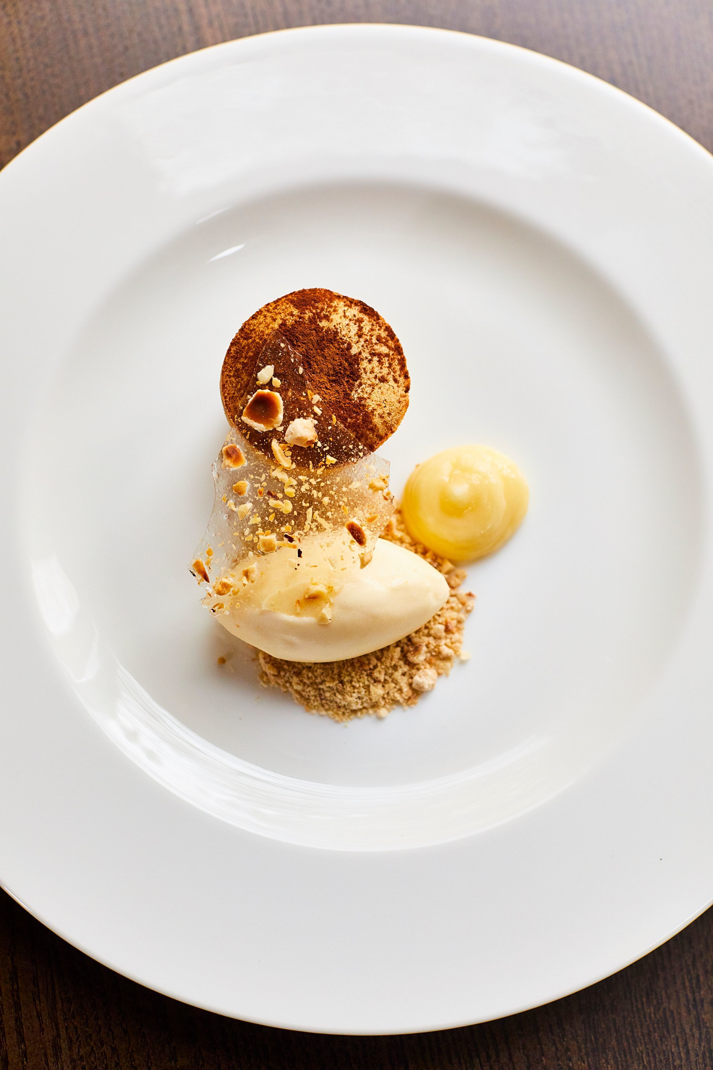 Un dessert servi dans une assiette blanche.