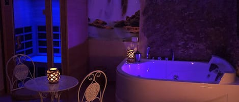 Luxe kamer | Luxe beddengoed, een bureau, een laptopwerkplek