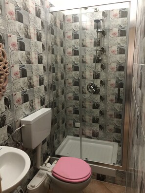 Comfort-dobbeltværelse - 1 queensize-seng - balkon - byudsigt | Badeværelse | Bruser, gratis toiletartikler, hårtørrer, badekåber