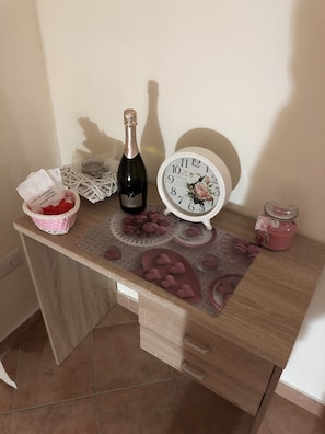 Chambre Double Confort, 1 grand lit, balcon, vue ville | Équipements de la chambre