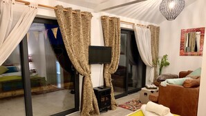 The Garden Room | Premium bedding, blackout drapes, iron/ironing board (on request) - Bybrook Barn (Loughborough)