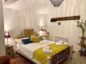 Deluxe tweepersoonskamer | Luxe beddengoed, verduisterende gordijnen, een strijkplank/strijkijzer