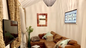 The Garden Room | Premium bedding, blackout drapes, iron/ironing board (on request) - Bybrook Barn (Loughborough)