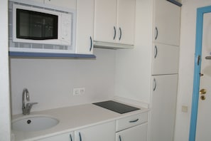 Full-size fridge, microwave, stovetop, coffee/tea maker