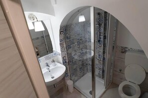 Double Room, Ground Floor | Bathroom | Shower, rainfall showerhead, hair dryer, bidet - Il Vicolo B&B (Putignano)