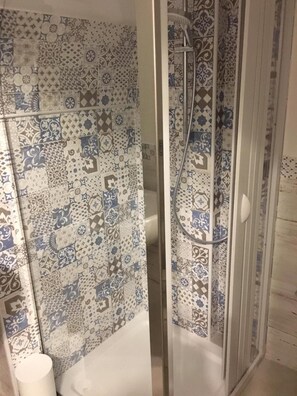 Shower, rainfall showerhead, hair dryer, bidet - Il Vicolo B&B (Putignano)