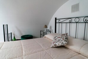 1 dormitorio, escritorio, tabla de planchar con plancha