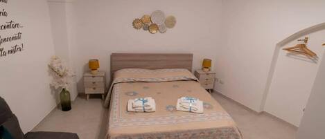 1 غرفة نوم ومكتب ومكواة/لوح كي وأسرّة أطفال/رضّع (مجانًا)