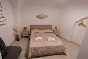 Double Room, Ground Floor | 1 bedroom, desk, iron/ironing board, free cribs/infant beds - Il Vicolo B&B (Putignano)