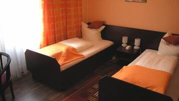 Twin Room, 2 Twin Beds, Non Smoking | Desk, WiFi (free), bed sheets