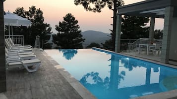 Kolam renang outdoor, dengan payung kolam renang dan kursi berjemur