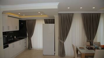 Lemari es besar, microwave, oven, dan kompor