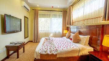 Suite empresarial, 1 cama King size, para no fumadores | Baño | Tina con regadera, tina profunda, amenidades de baño gratuitas