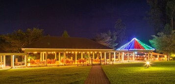 Fachada de la propiedad por la tarde o noche