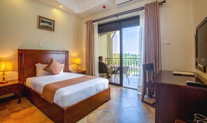 Desk, blackout curtains, soundproofing, free WiFi