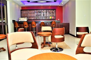 4 bars/lounges