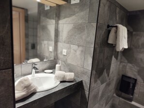 Signature Double Room, Garden View | Bathroom