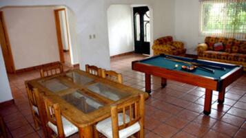 Casa, 3 habitaciones, alberca privada | Sala de estar | Televisión de pantalla plana