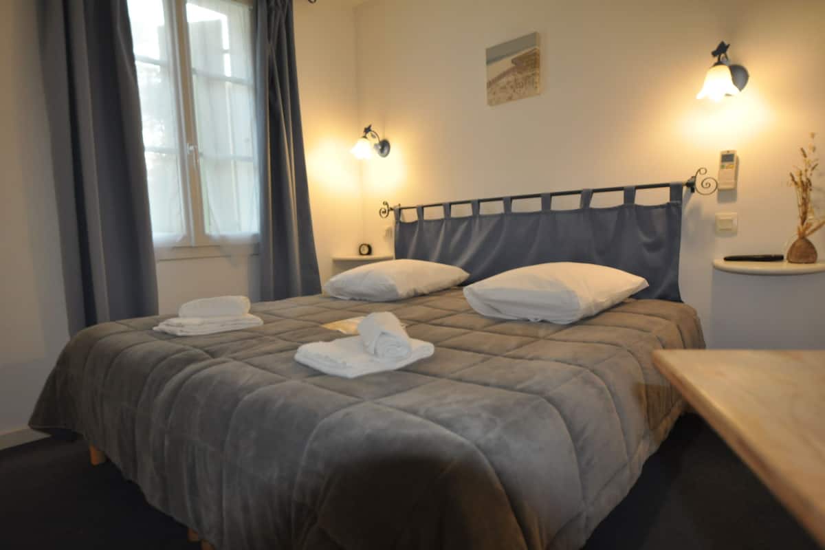 Eenvoudige kamer, 1 twee- of 2 eenpersoonsbedden (Aigrette) | Hypoallergeen beddengoed, individueel gedecoreerd
