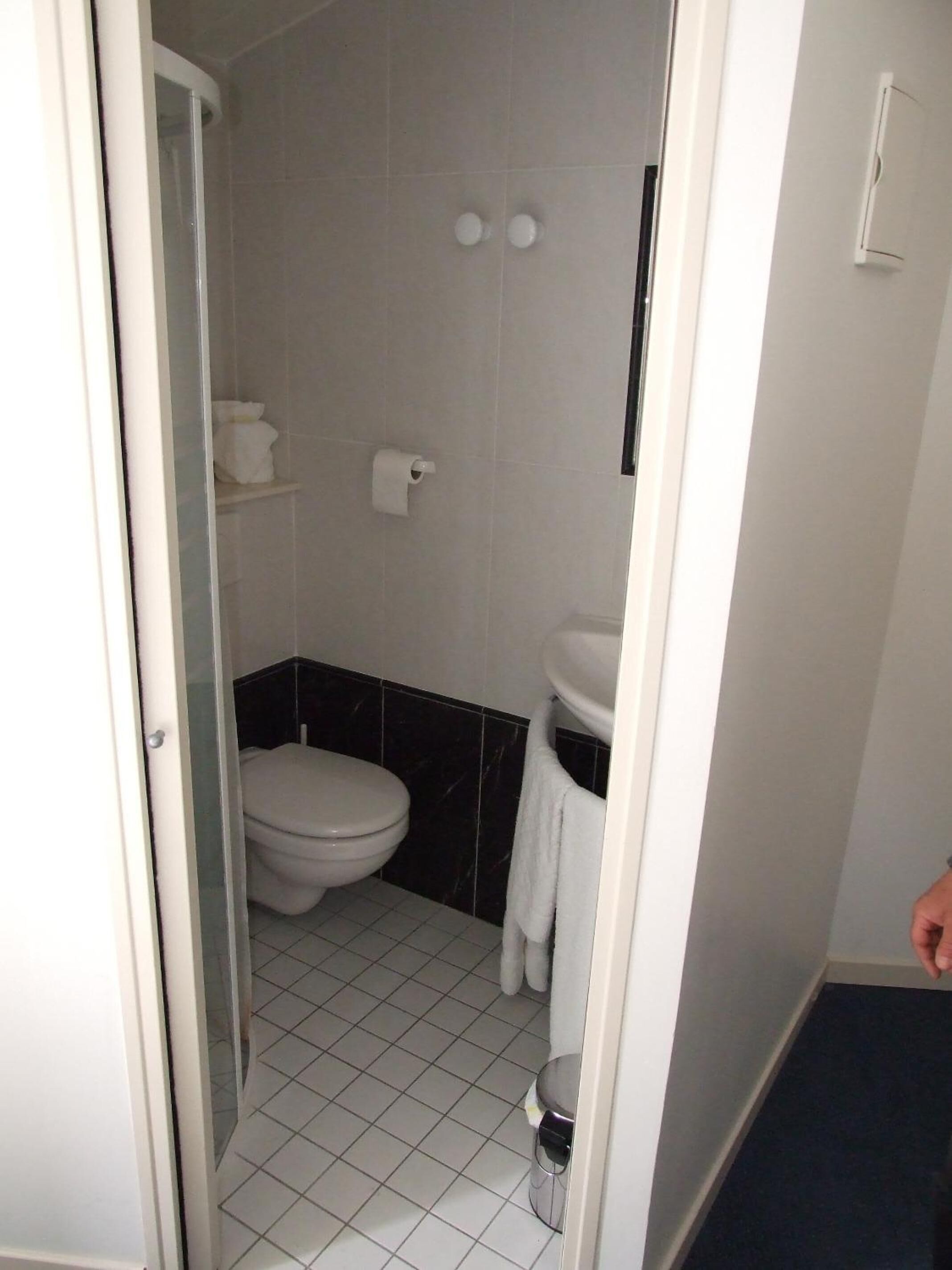 shower, rainfall showerhead, free toiletries, hair dryer