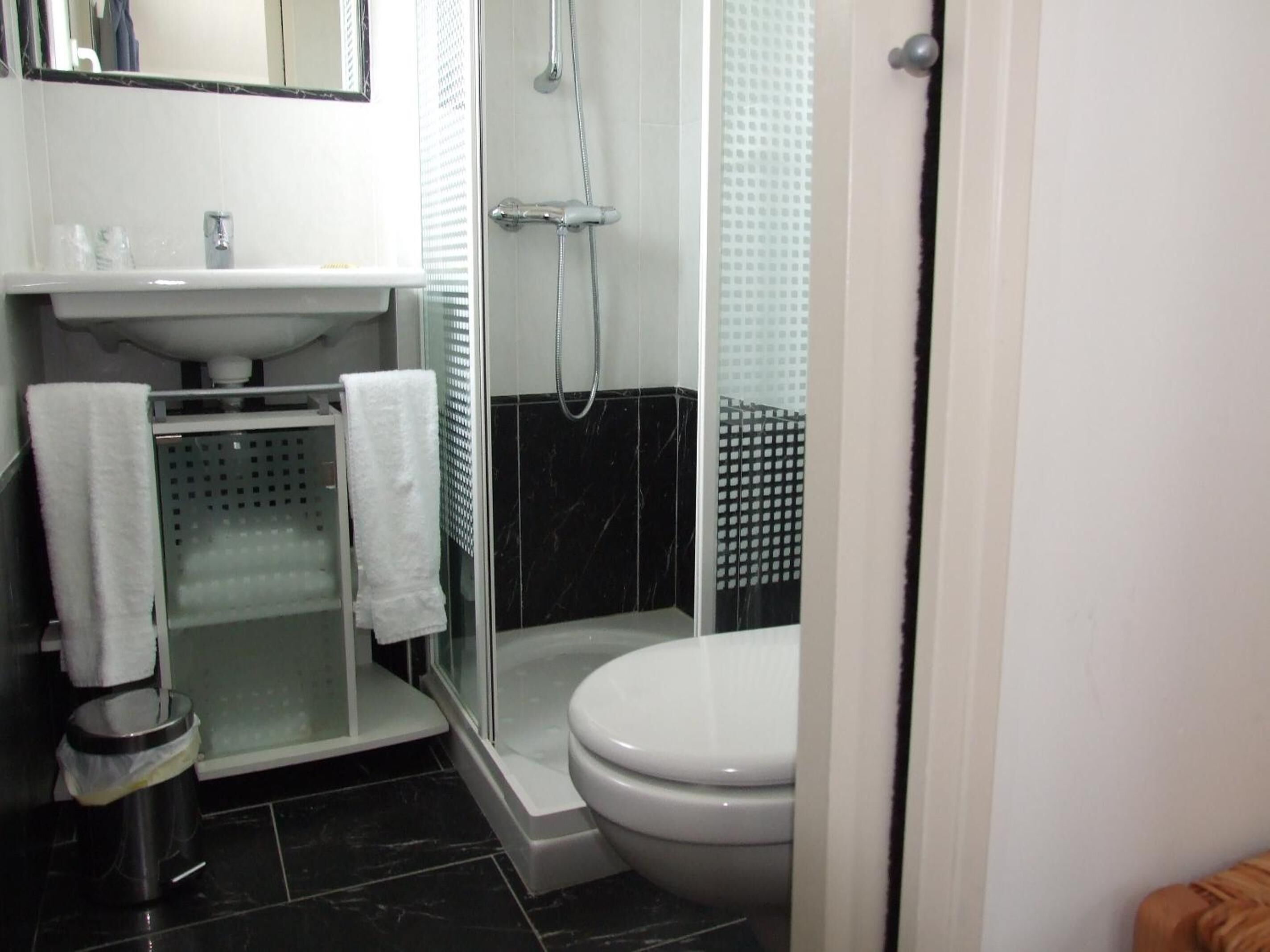 shower, rainfall showerhead, free toiletries, hair dryer