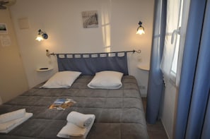 Hypo-allergenic bedding, individually decorated, individually furnished - Hotel Restaurant L'Emeraude (Les Portes-en-Re)