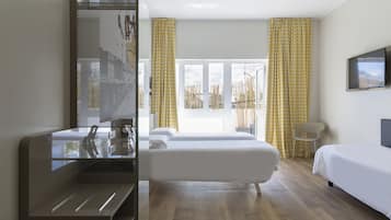 Standard-Dreibettzimmer, barrierefrei, Nichtraucher | Zimmersafe, Schreibtisch, Verdunkelungsvorhänge, schallisolierte Zimmer