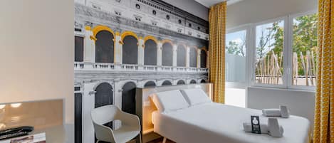 Standaard tweepersoonskamer, niet-roken, terras | Een kluis op de kamer, een bureau, verduisterende gordijnen