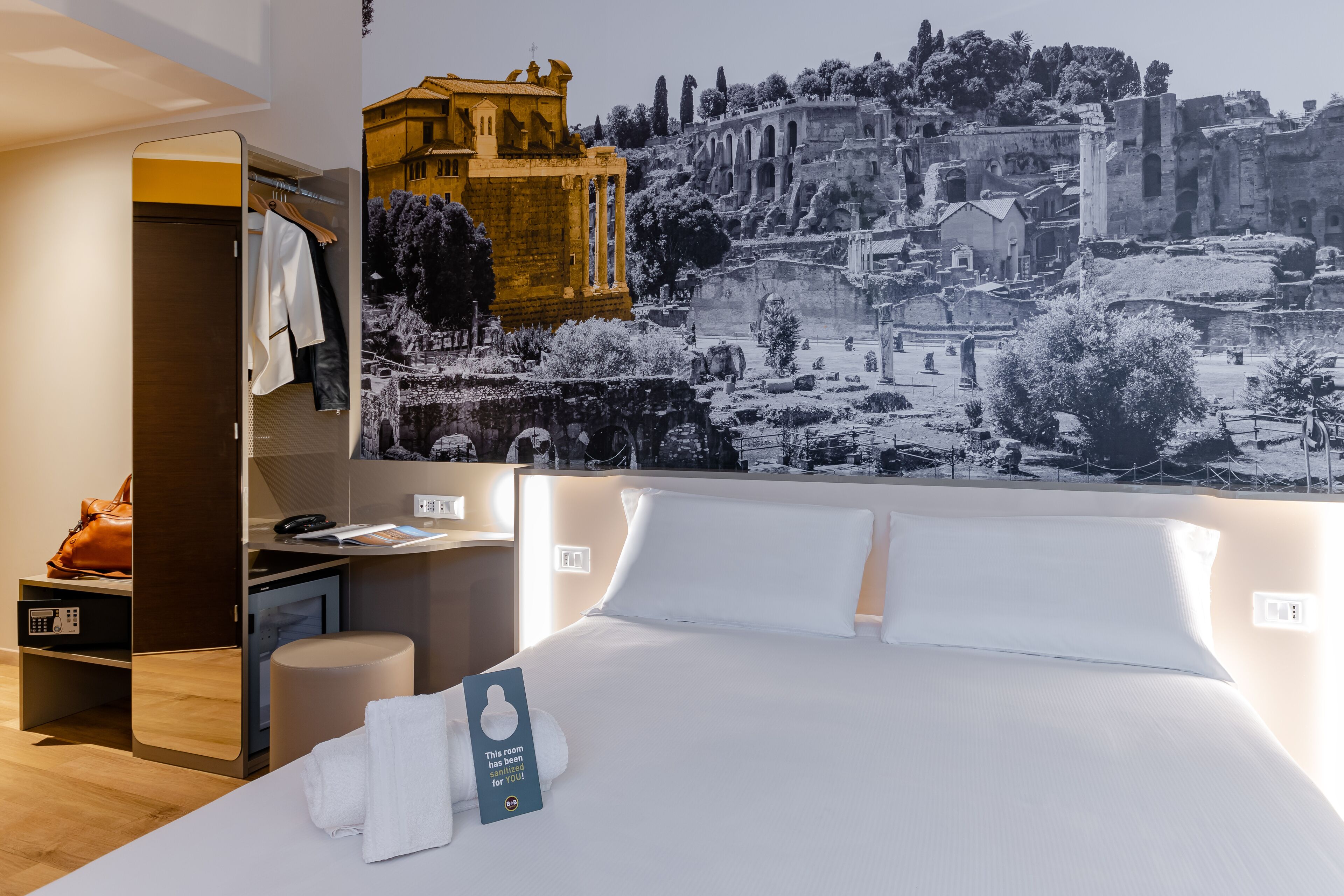 Habitación triple estándar, para no fumadores | Caja de seguridad en la habitación, escritorio y cortinas blackout 