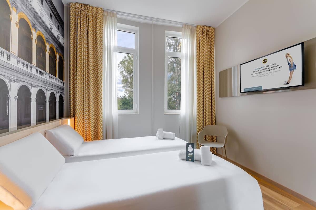 Caja de seguridad en la habitación, escritorio y cortinas blackout