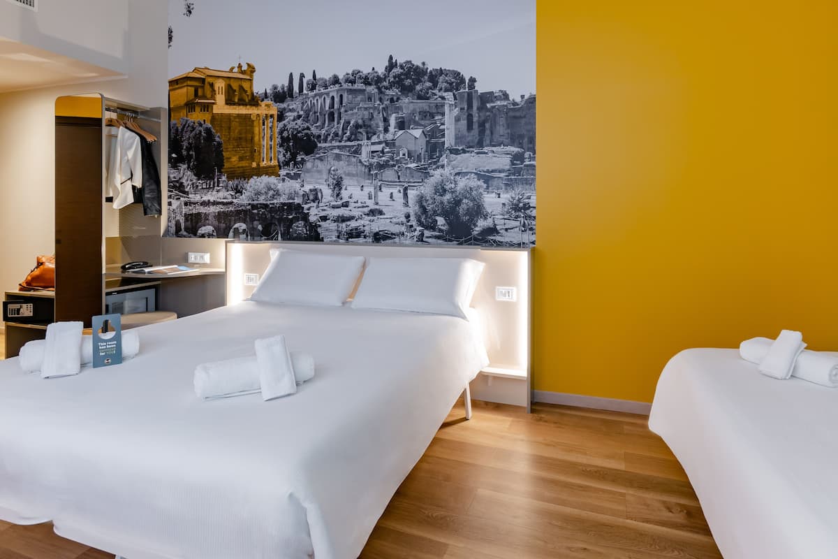 Standard Triple Room, Non Smoking | In-room safe, desk, blackout curtains, soundproofing