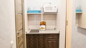 Kühlschrank, Mikrowelle, Herdplatte, Geschirrspüler