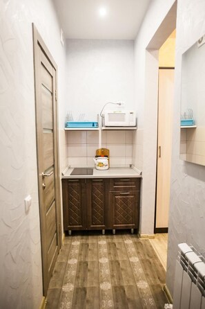 Kylskåp, mikrovågsugn, spishäll och diskmaskin