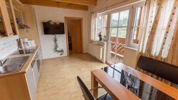 Comfort-Apartment, Bergblick (incl. cleaning fee 35 EUR) | Essbereich im Zimmer