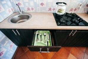 Kühlschrank, Mikrowelle, Herdplatte, Wasserkocher