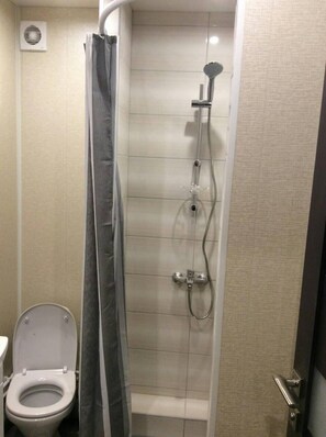 公寓 | 浴室 | 淋浴設備、免費盥洗用品、吹風機、毛巾