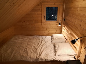 Eenvoudige cottage, uitzicht op het strand (1) | Een strijkplank/strijkijzer, beddengoed