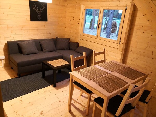 Stuga Basic - utsikt mot stranden (1) | Vardagsrum | Tv och Netflix