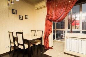 Apartemen Mewah, Bebas Asap Rokok, pemandangan kota | Dapur pribadi | Lemari es dan microwave