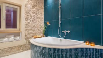 Appartement Deluxe | Baignoire relaxante profonde