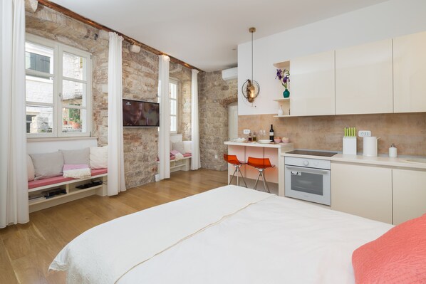 Deluxe Apartment | Private kitchen