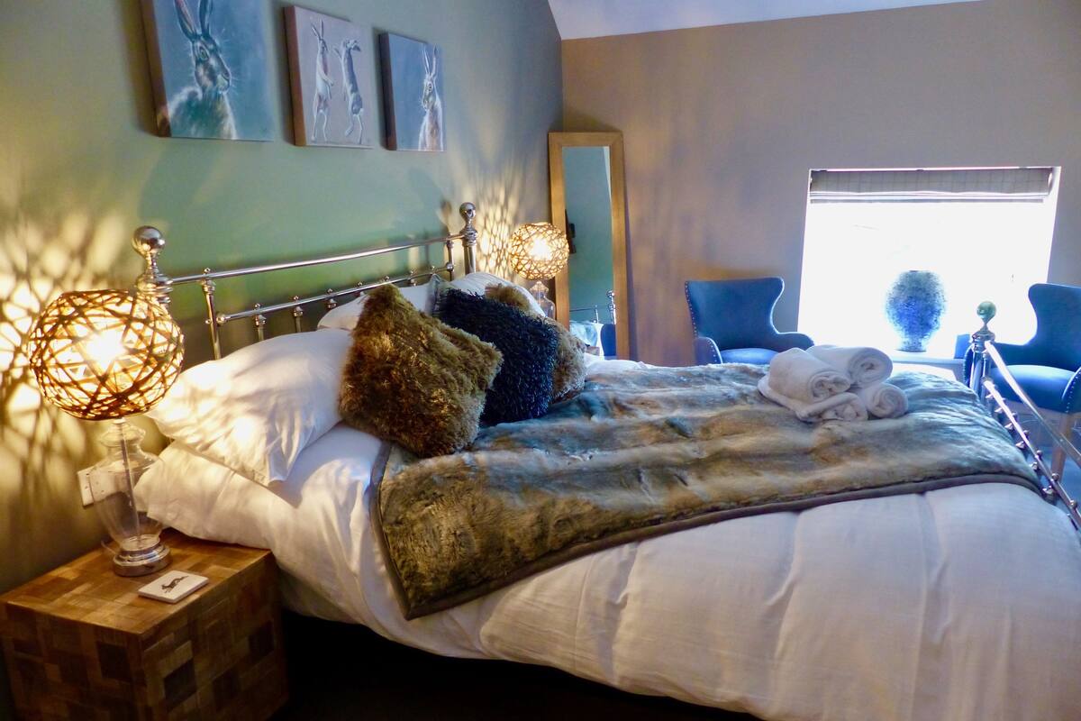 Hares Nest | Premium bedding, down duvets, pillow-top beds, individually decorated