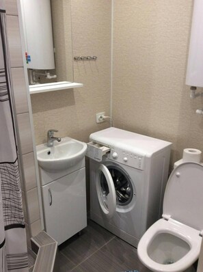 Huoneisto | Kylpyhuone | Suihku, ilmaiset hygieniatuotteet