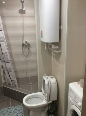 Apartment | Bathroom | Shower, free toiletries