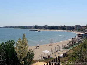 Una spiaggia nelle vicinanze