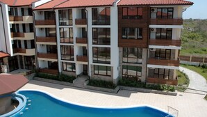 Una piscina al aire libre