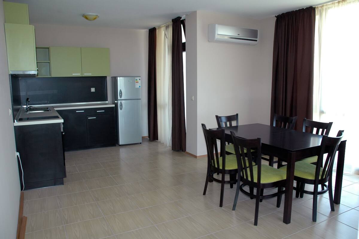 Apartemen, 1 kamar tidur, balkon | Area keluarga | TV layar datar