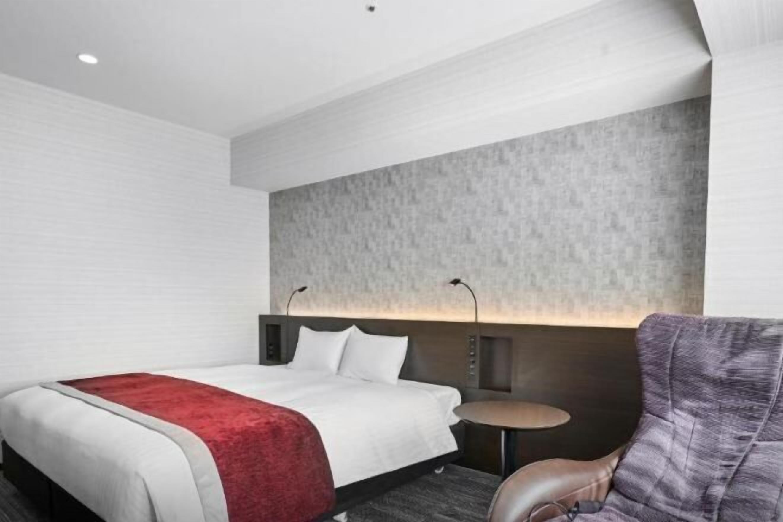 羽绒被、客房内保险箱、办公桌、熨斗/熨板